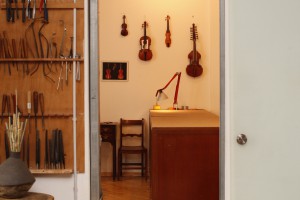 Geigenbauer, Geigenbau, Geige, Geigen, Freiburg, Bögen, Bratschen, Cello, Celli, Cello mieten, Celloetui, Cellokästen, Etuis, Geigen, Geigen mieten, Geigenbau, Geigenbaumeister, Geigenbauwerkstatt, Geigenkästen, Instrumentenbau, Instrumentenverleih, Kinnhalter, Klangeinstellungen, Leihcello, Leihgeige, Leihinstrumente, Meisterinstrumente, Neubau, Oberlin, Reparaturen, Restauration, Restaurierung, Saiten, Schülerinstrumente, Schulterstützen, Sebastian Oberlin, Streichinstrumente, Verleih, Viola, Violin, Violine, Violoncello